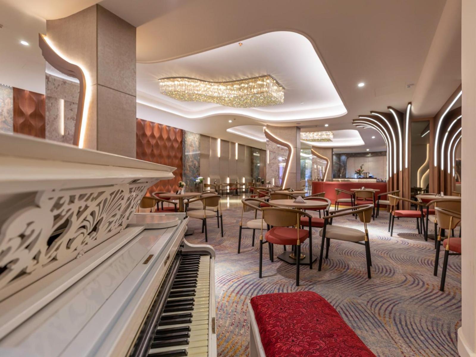 Mirage Hotel & Conference Center Alexandria Exterior photo The interior of the new restaurant