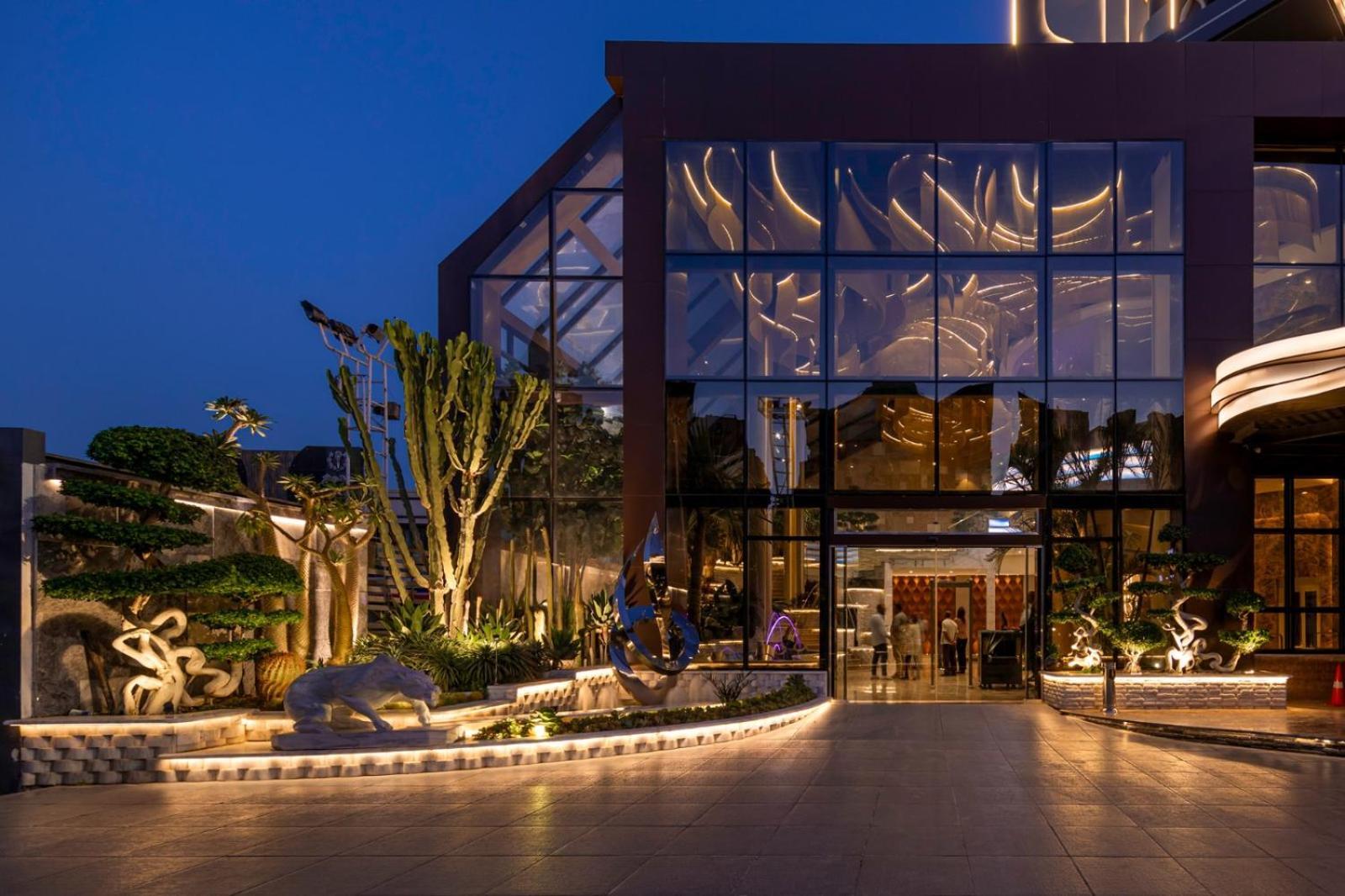 Mirage Hotel & Conference Center Alexandria Exterior photo The entrance of the hotel
